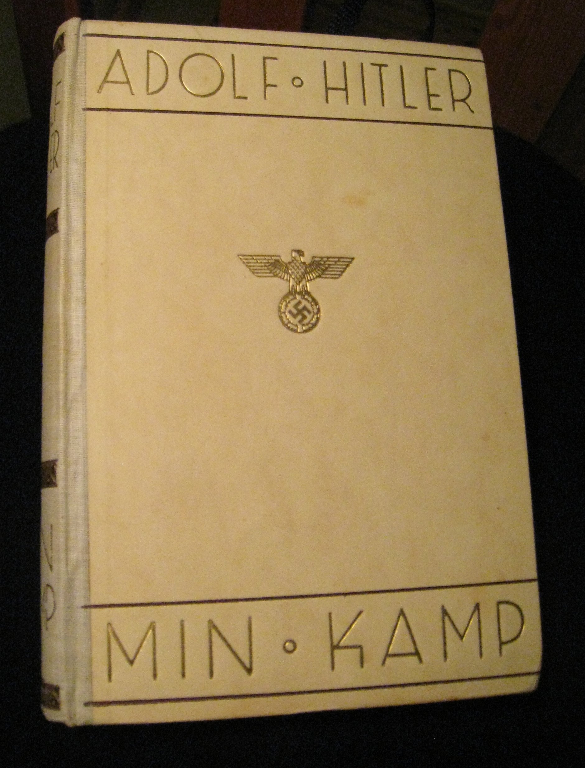 Imagem de referência de Mein Kampf, descrito nos dados abertos como manifesto autobiográfico do líder nacional-socialista Adolf Hitler