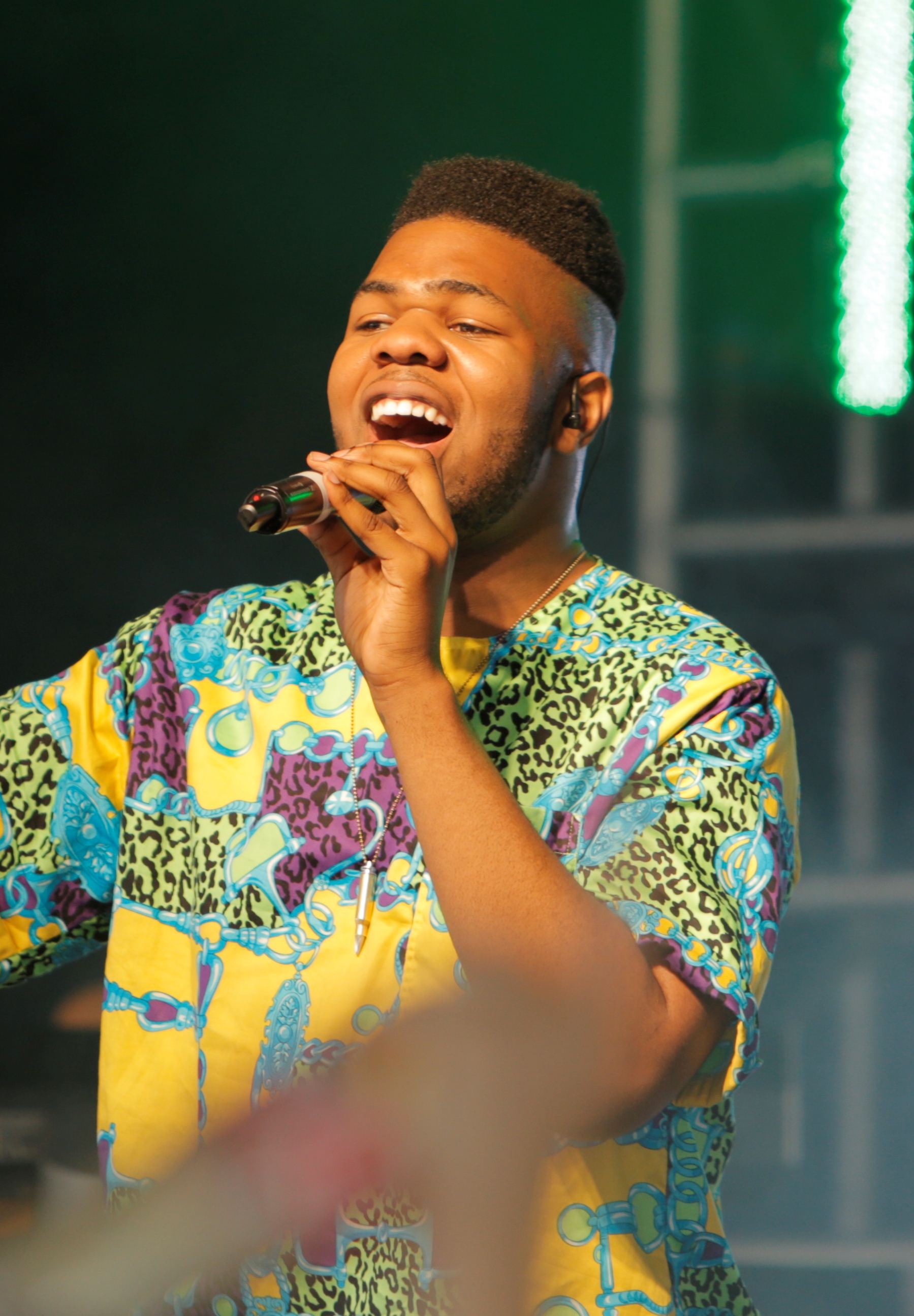 Imagem de referência de MNEK, descrito nos dados abertos como cantor britânico