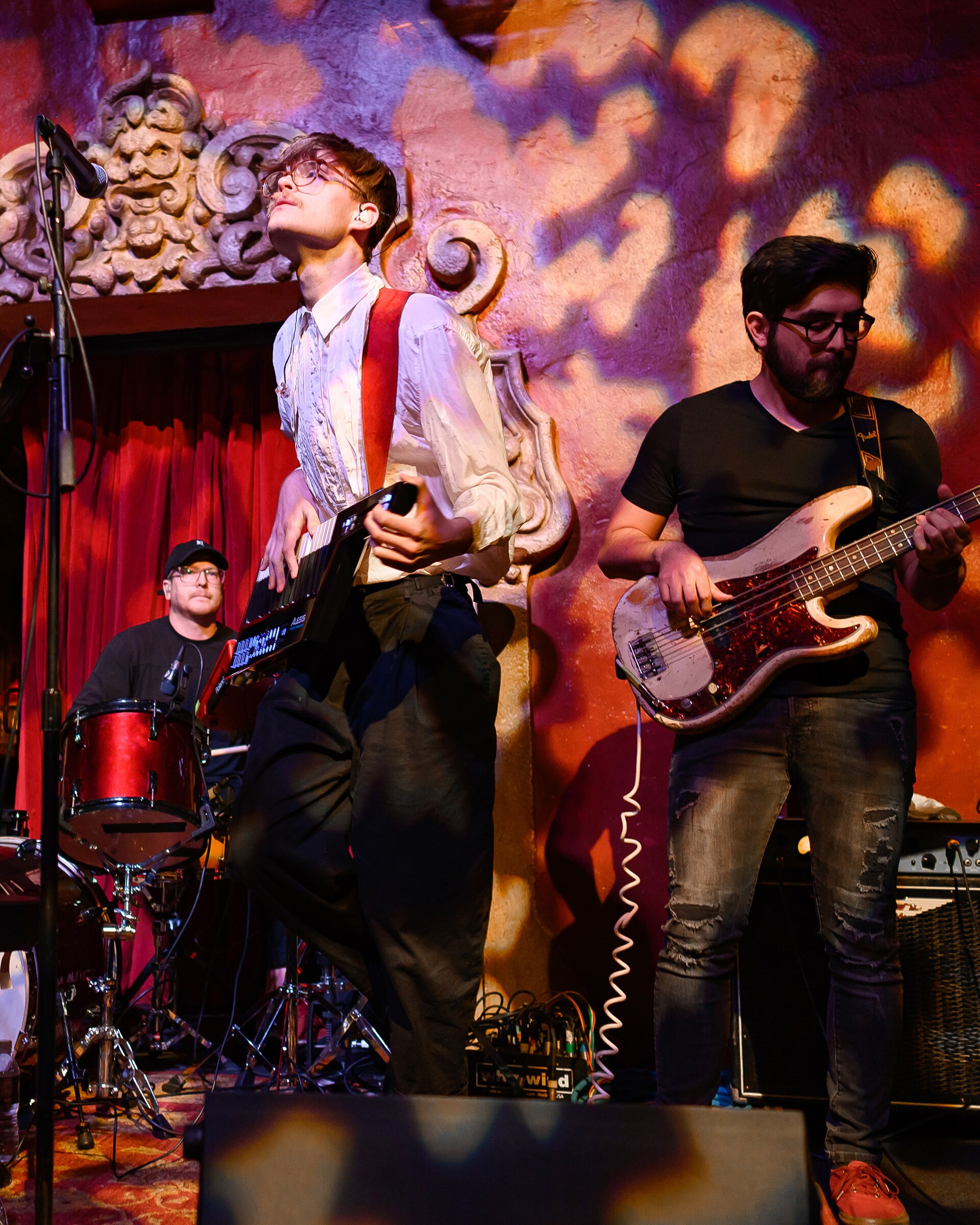 Imagem de referência de Jake Wesley Rogers, descrito nos dados abertos como cantor, compositor e instrumentista americano