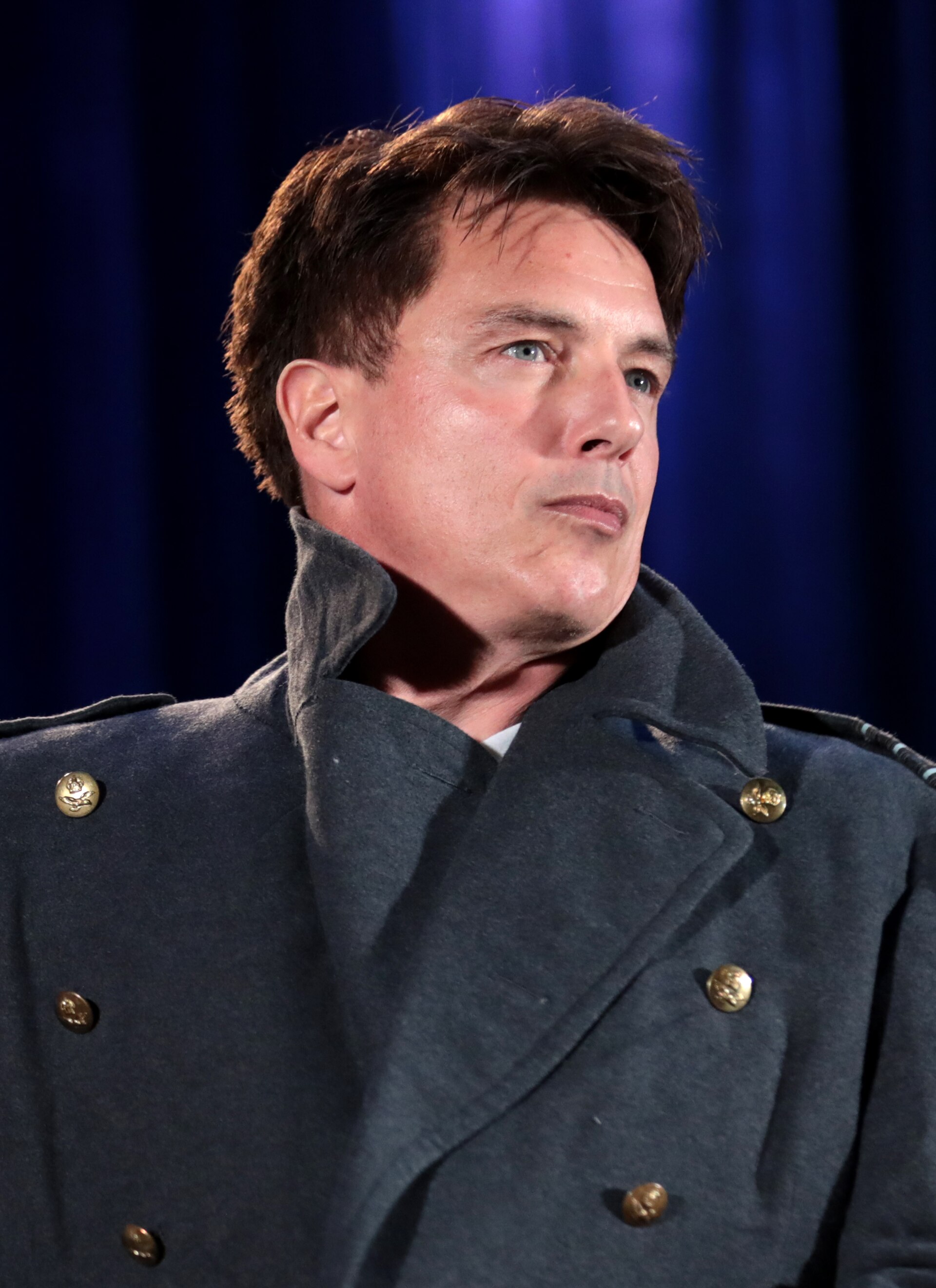 Imagem de referência de John Barrowman, descrito nos dados abertos como ator, cantor, dançarino e personalidade de televisão escocês-americano