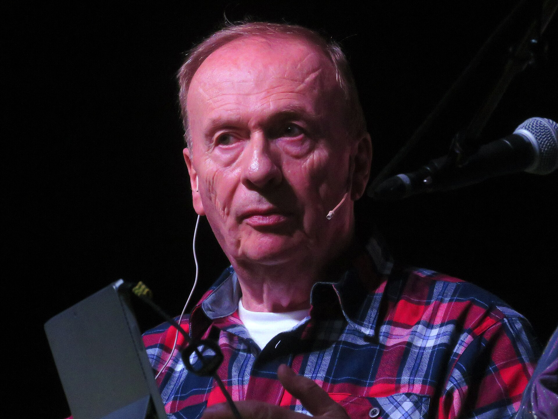 Imagem de referência de Geoff Emerick, descrito nos dados abertos como engenheiro de som britânico