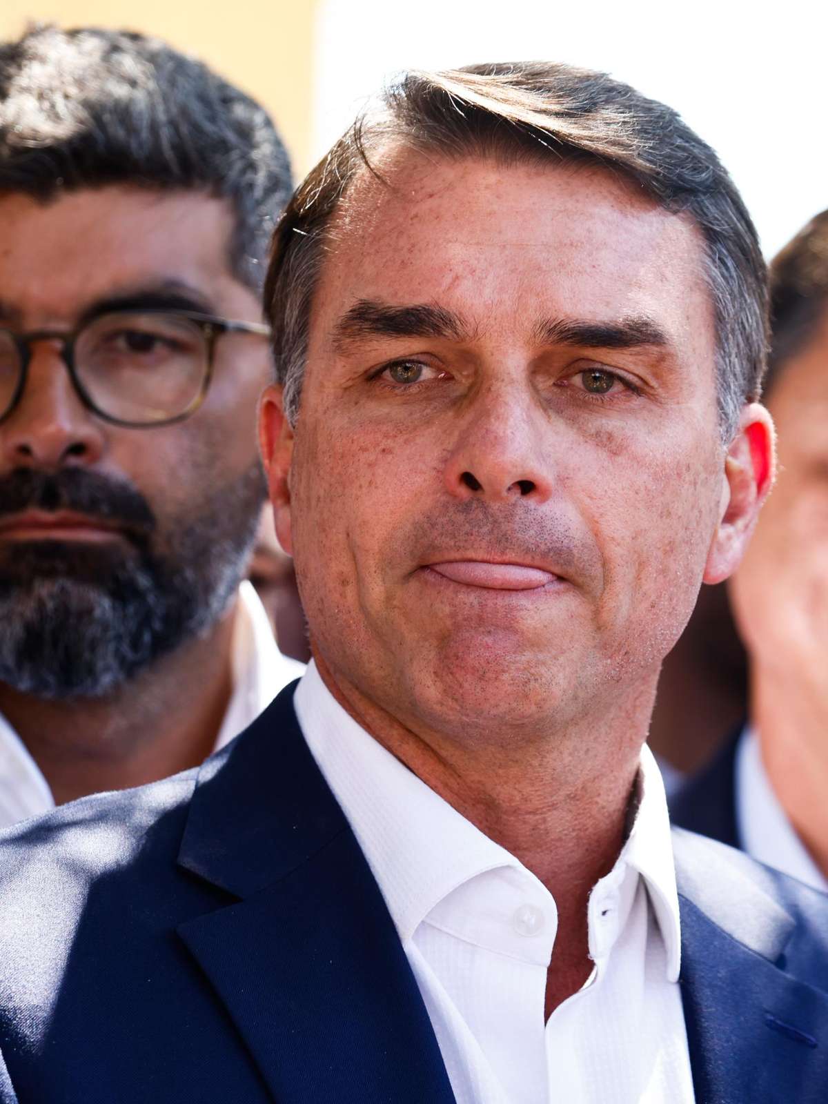 Coligação de Lula aciona o TSE contra uso de criptomoedas em troca de propagandas para Flávio Bolsonaro