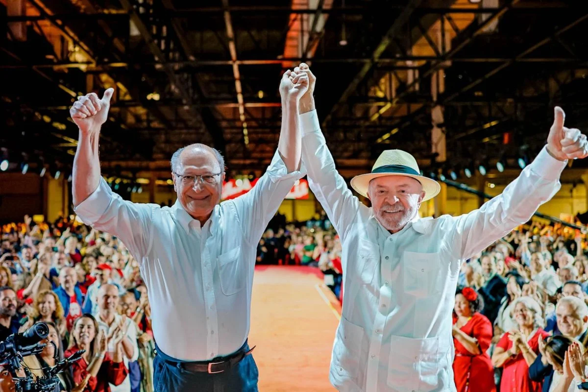 De tucano a chapa com Lula, Alckmin é reeleito vice-presidente do Brasil