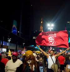 Apoiadores de Lula (PT) fazem festa na Avenida Paulista, em São Paulo, após a reeleição do petista Foto: VINCENT BOSSON/FOTOARENA/ESTADÃO CONTEÚDO