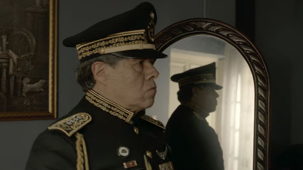 Após a reportagem de Tomás, o General Salazar comete suicídio em Dentro do Círculo — Foto: Reprodução/Rafael Monteiro