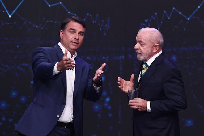 Ibovespa fecha em alta e dólar cai com Flávio Bolsonaro à frente nas pesquisas, às vésperas das eleições