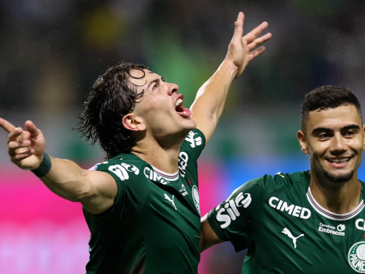 Com dois gols de Giay, Palmeiras atropela Corinthians pelo Brasileirão