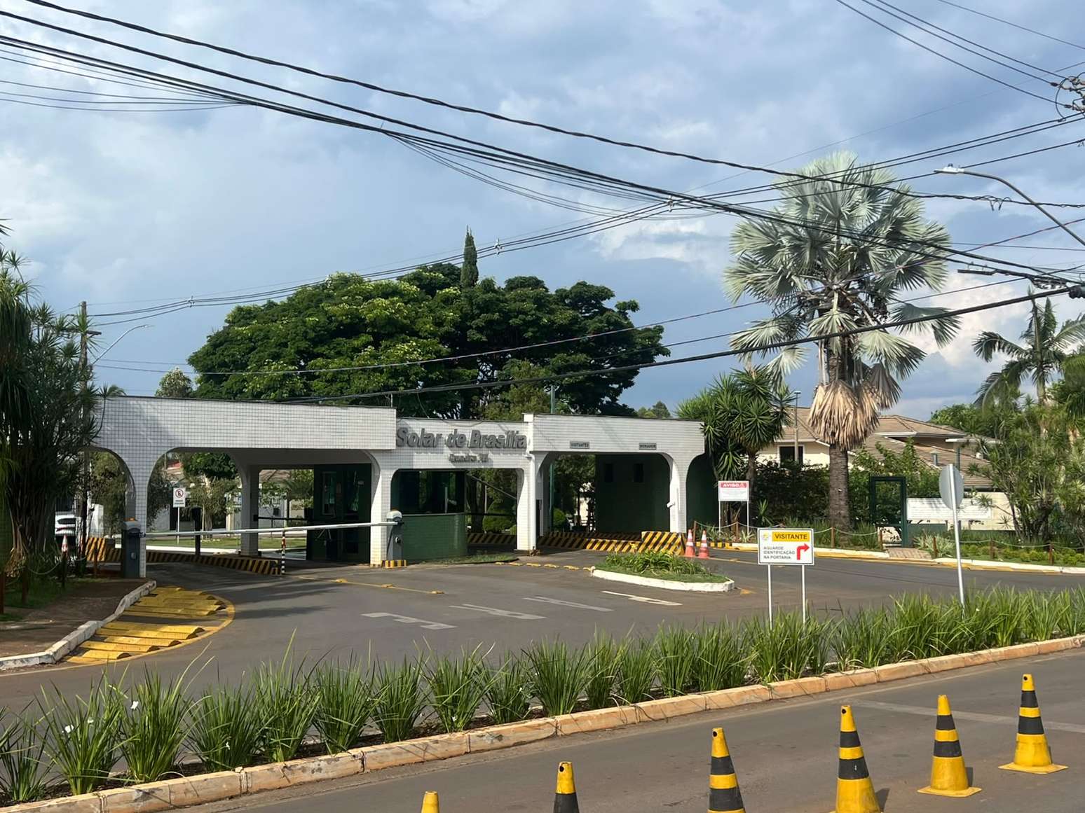 Foto da entrada do condom&iacute;nio de Bolsonaro