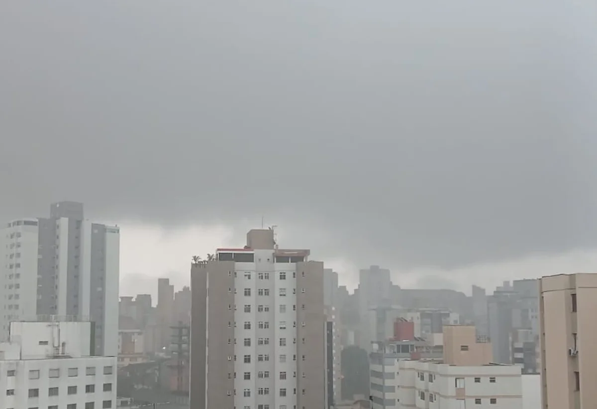 Imagem da matéria: Após dias de calor, BH tem alerta de chuva com raios e ventos fortes