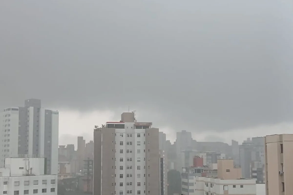 Após dias de calor, BH tem alerta de chuva com raios e ventos fortes
