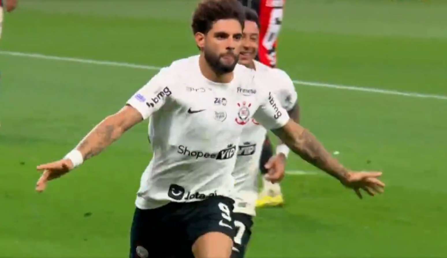 Yuri Alberto marca de p&ecirc;nalti o gol de empate do Tim&atilde;o.