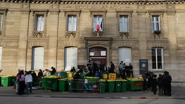 Para pelajar memblokade pintu masuk SMA Arago saat memprotes minimnya sumber daya sekolah di Paris, Prancis, Jumat (2/10/2026).