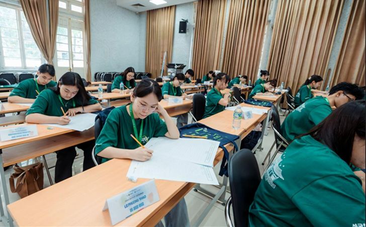 Participants write essays during the Southeast Asia regional round of the 2026 Sungkyun Hangeul Essay Contest at Thuongmai University in Hanoi, Vietnam, Oct. 1. The contest was organized by Sungkyunkwan University. Courtesy of Sungkyunkwan University