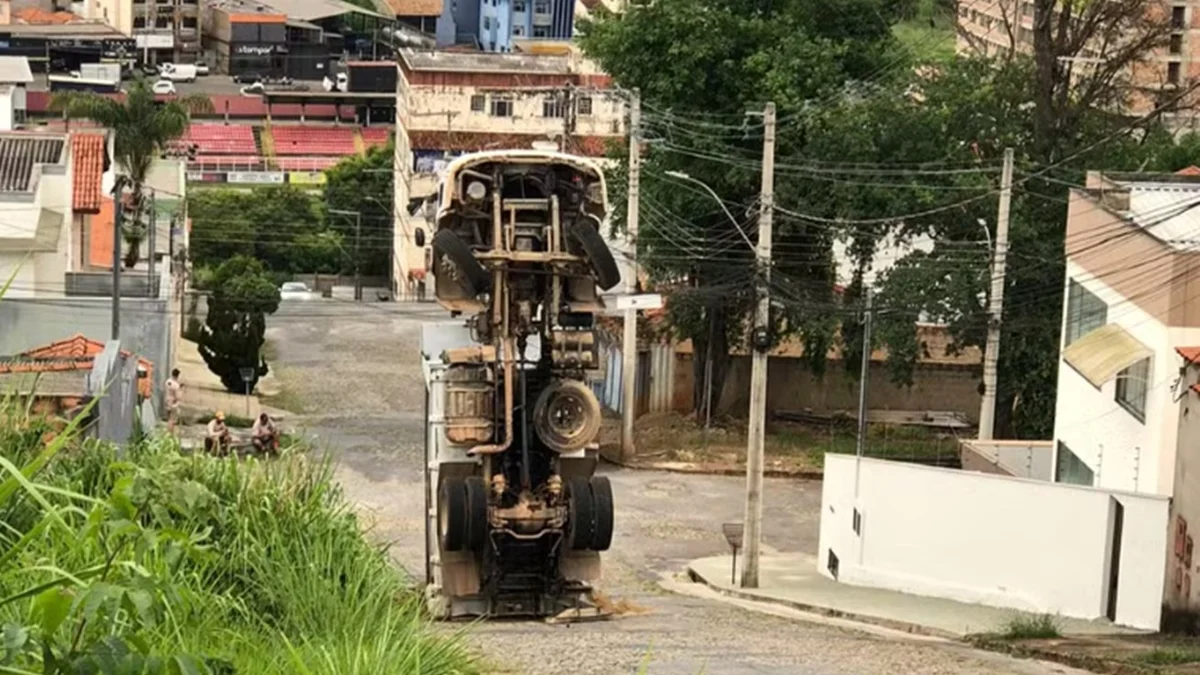 Caminhão tenta subir morro, tomba e fica em pé na pista em MG; veja foto