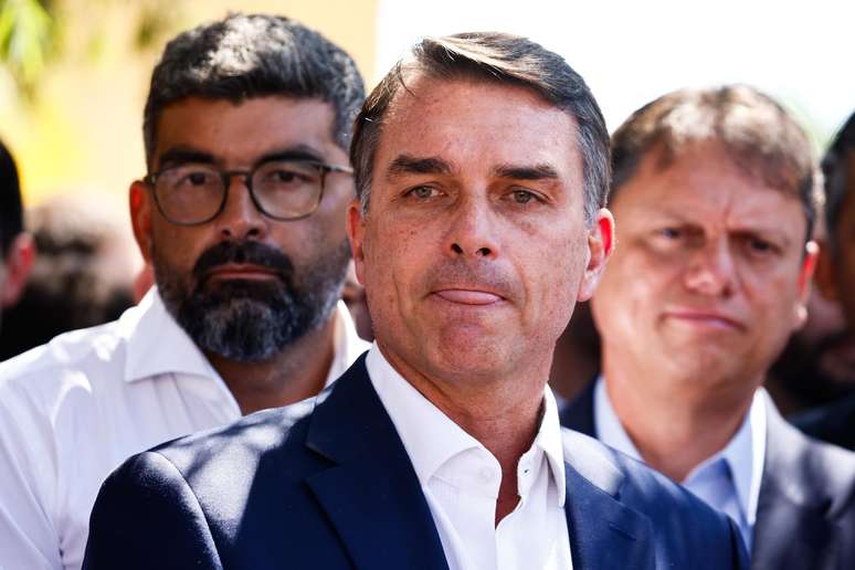 Coligação de Lula aciona o TSE contra uso de criptomoedas em troca de propagandas para Flávio Bolsonaro