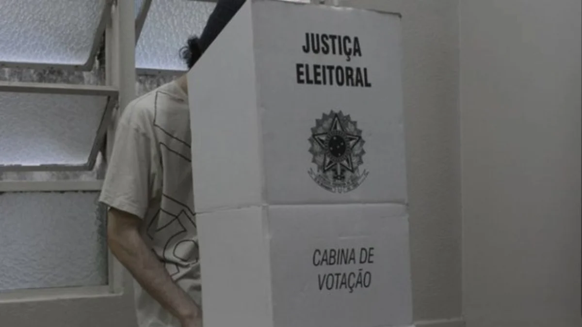 Homem é conduzido à delegacia após confusão por fotografar zona eleitoral