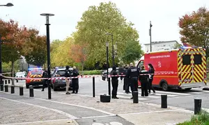Petugas polisi berjaga di dekat sebuah taman setelah terjadi penembakan di Trappes, pinggiran Paris, Prancis, Jumat (23/10/2026). (Dok. AP Photo/Emma Da Silva)