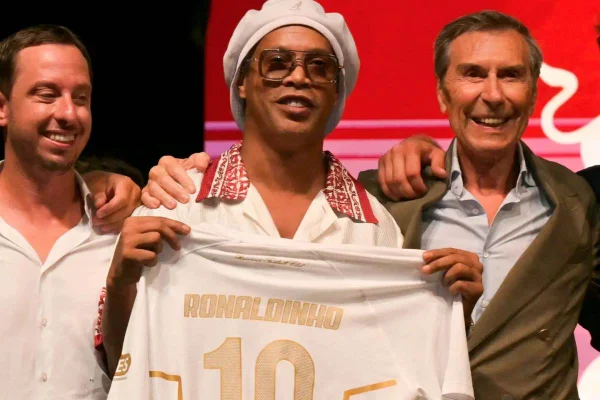 Ravenna lança cards, abre loja e espalha outdoors de Ronaldinho pela Itália - destaque galeria