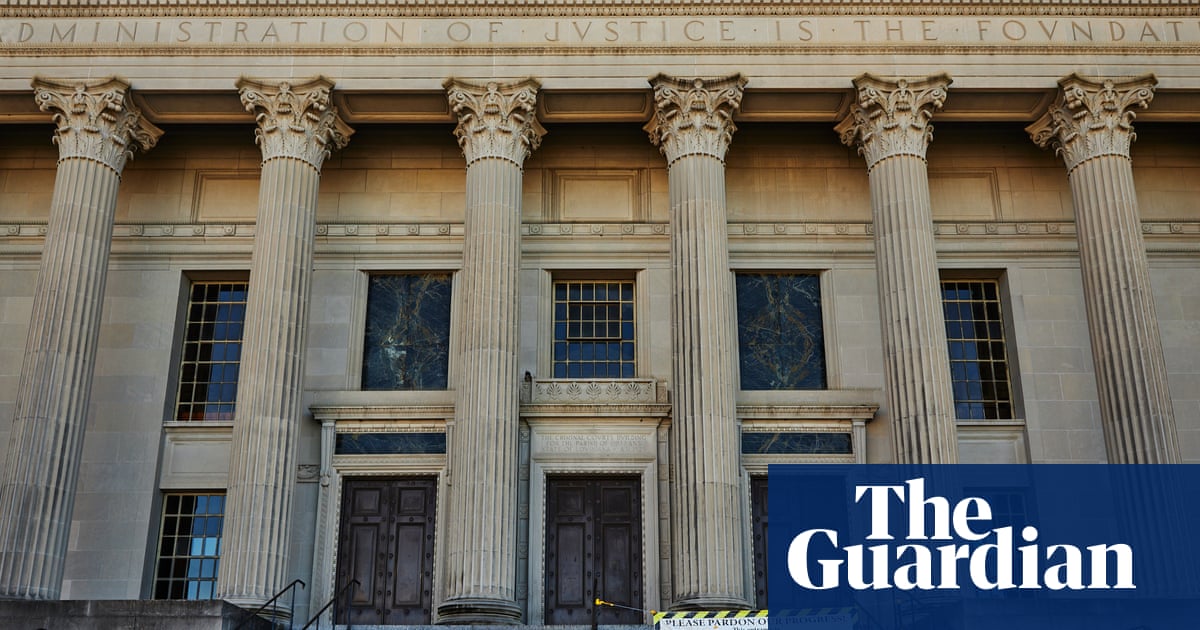 Um funcionário da corte de Nova Orleans que algemou jornalistas foi disciplinado – por violar a etiqueta