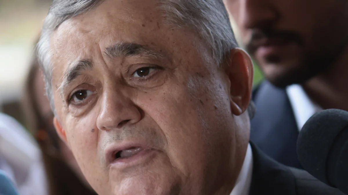 Guimarães diz que Flávio Bolsonaro "fez o L" ao apoiar fim da escala 6x1