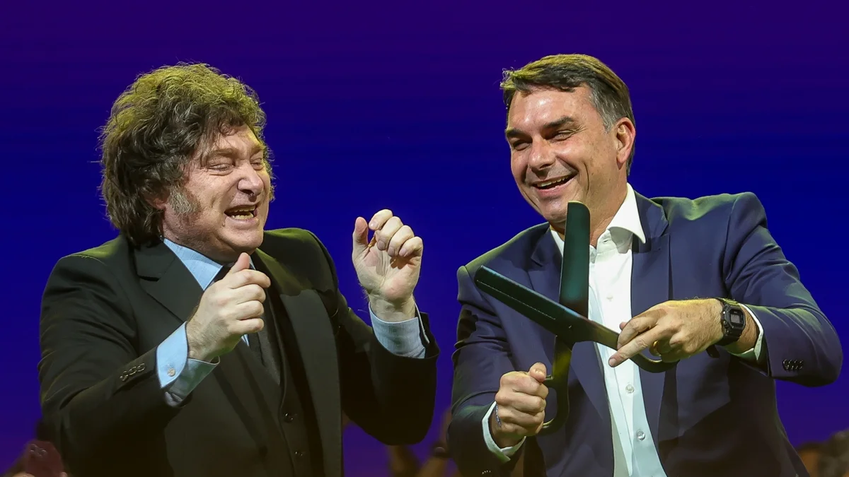 Milei comemora desempenho de Flávio Bolsonaro no 1º turno das eleições