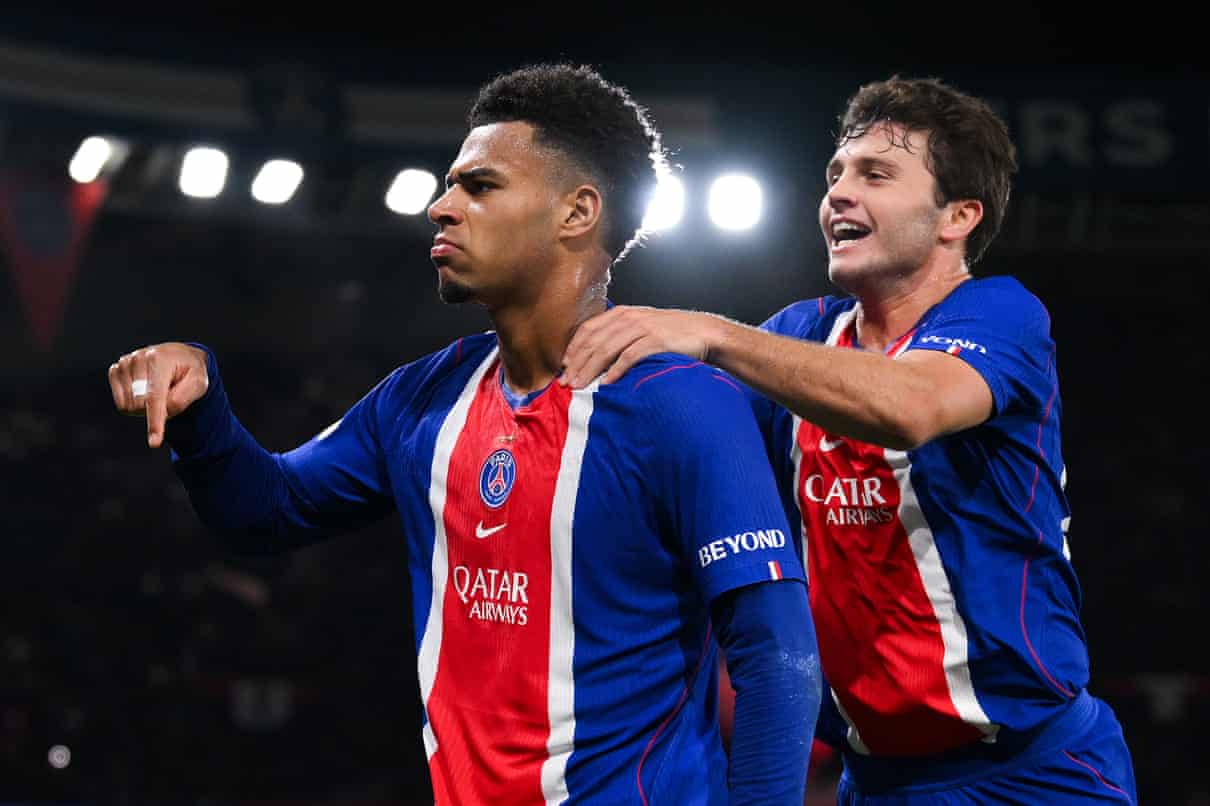 O Paris Saint-Germain brilha no campo enquanto a cidade da luz arde ao seu redor
