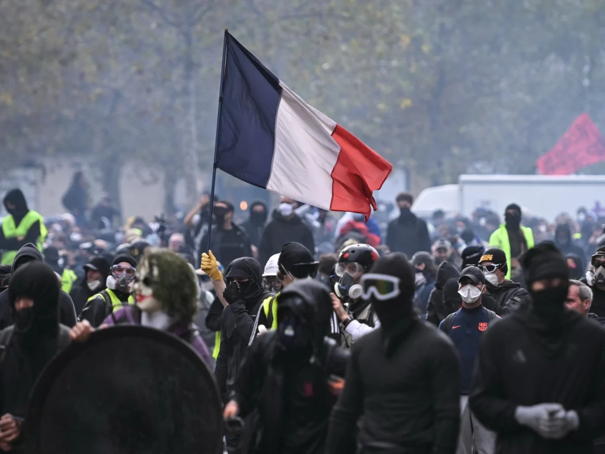 Trump diz que França deve fechar fronteiras e volta a culpar imigrantes