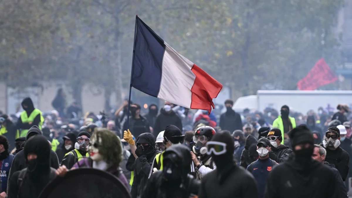 Trump diz que França deve fechar fronteiras e volta a culpar imigrantes