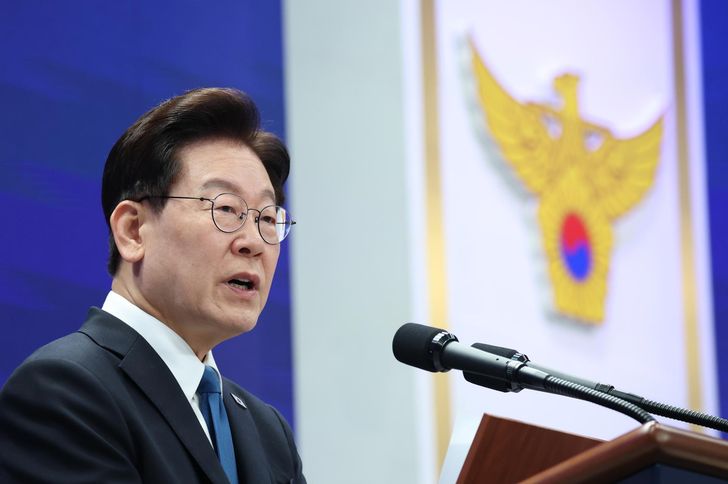 President Lee Jae Myung delivers a speech during a ceremony marking the 81st Police Day in Seoul, Wednesday. Yonhap