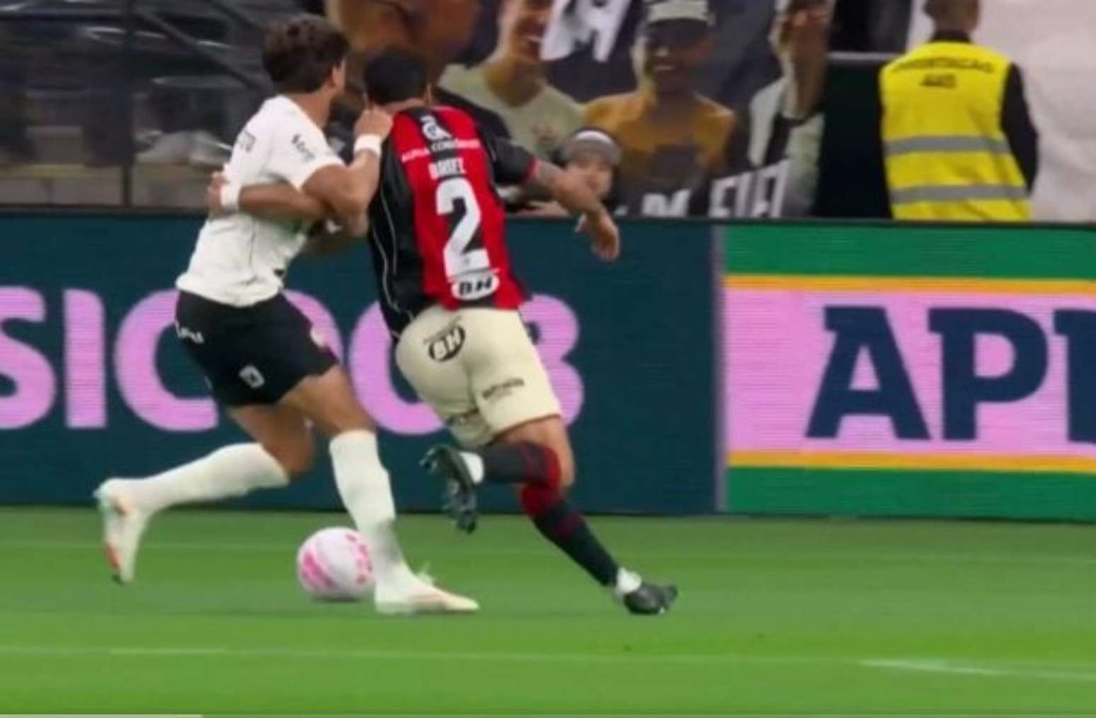 Yuri Alberto marca de p&ecirc;nalti o gol de empate do Tim&atilde;o.