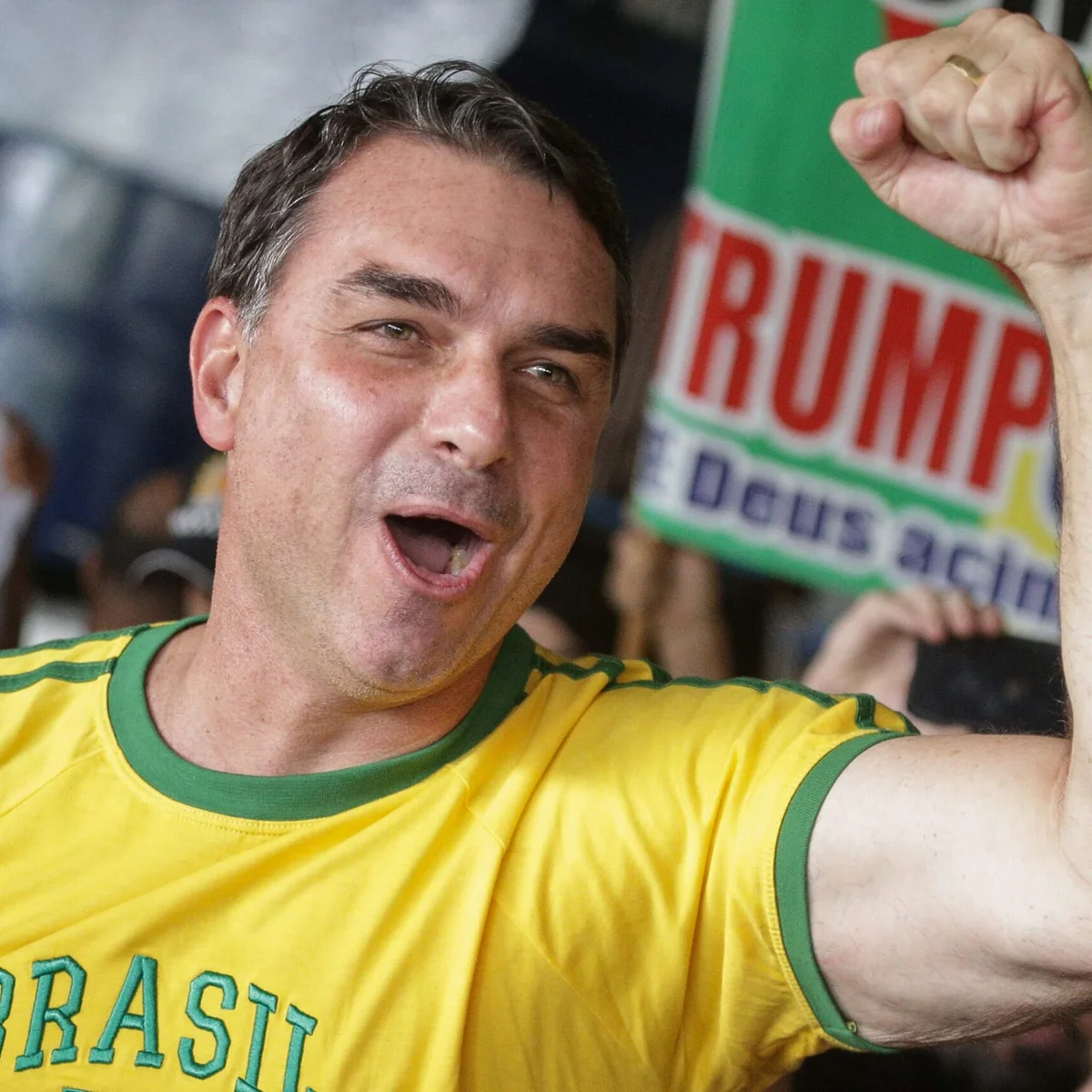Flávio Bolsonaro vê “fim da era do PT” após avançar ao 2º turno com Lula