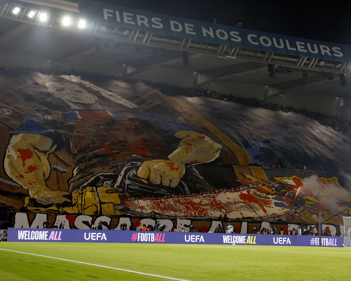 O Paris Saint-Germain brilha no campo enquanto a cidade da luz arde ao seu redor