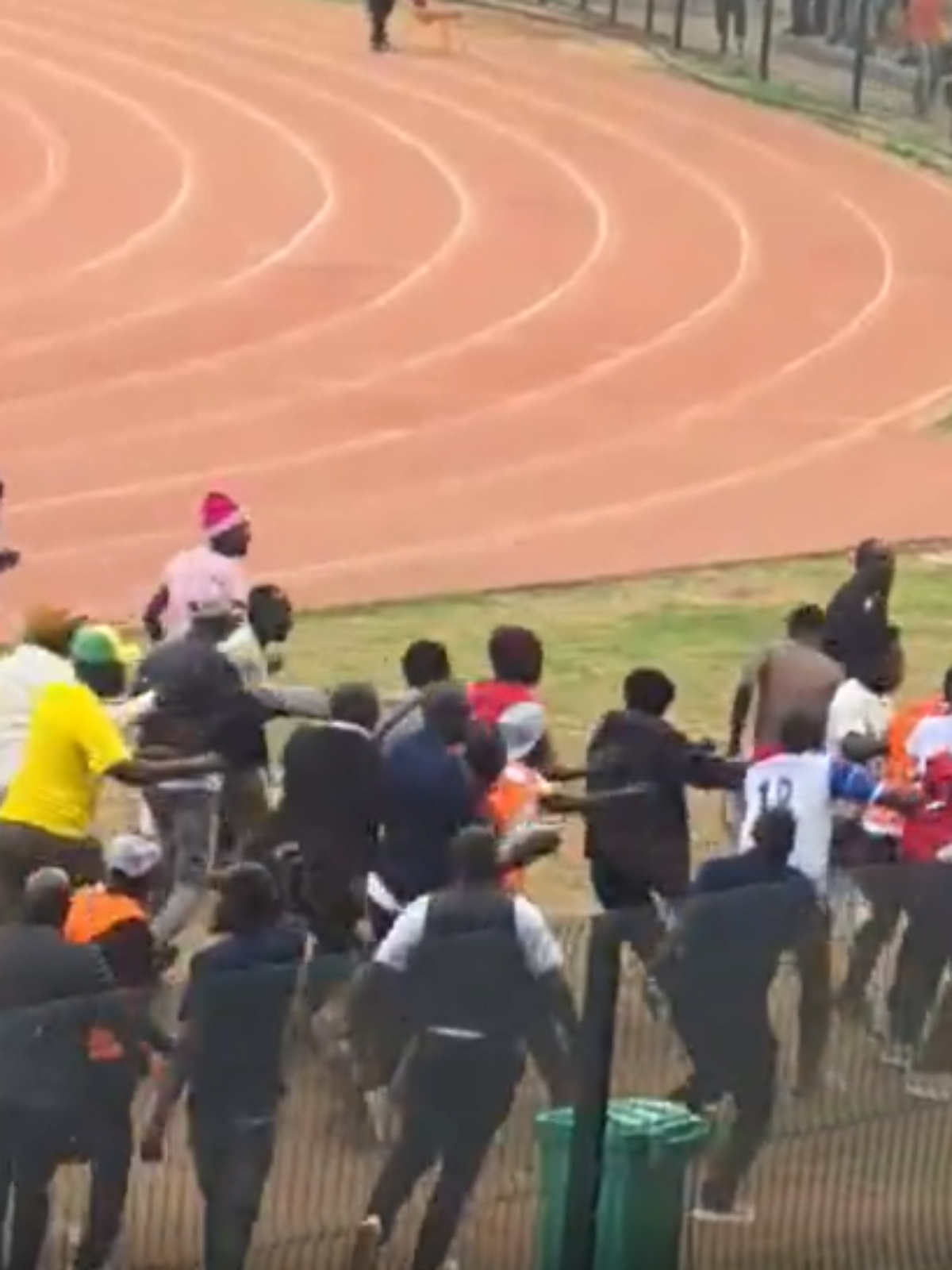 Árbitro é agredido após marcar pênalti em campeonato profissional no Quênia