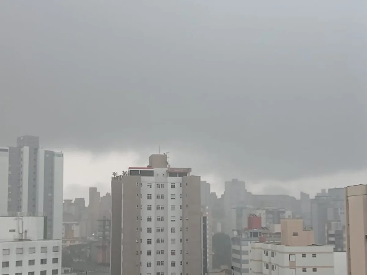 Após dias de calor, BH tem alerta de chuva com raios e ventos fortes