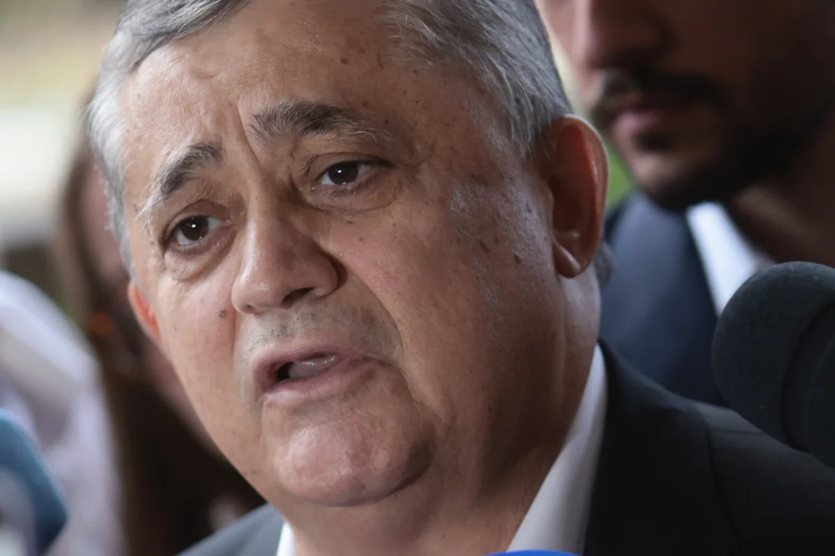 Guimarães diz que Flávio Bolsonaro "fez o L" ao apoiar fim da escala 6x1