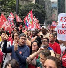 Apoiadores de Lula lotaram a Avenida Paulista na tarde de sábado, véspera da eleição presidencial. (24/10/2026) Foto: © RFI/ Lúcia Müzell / RFI