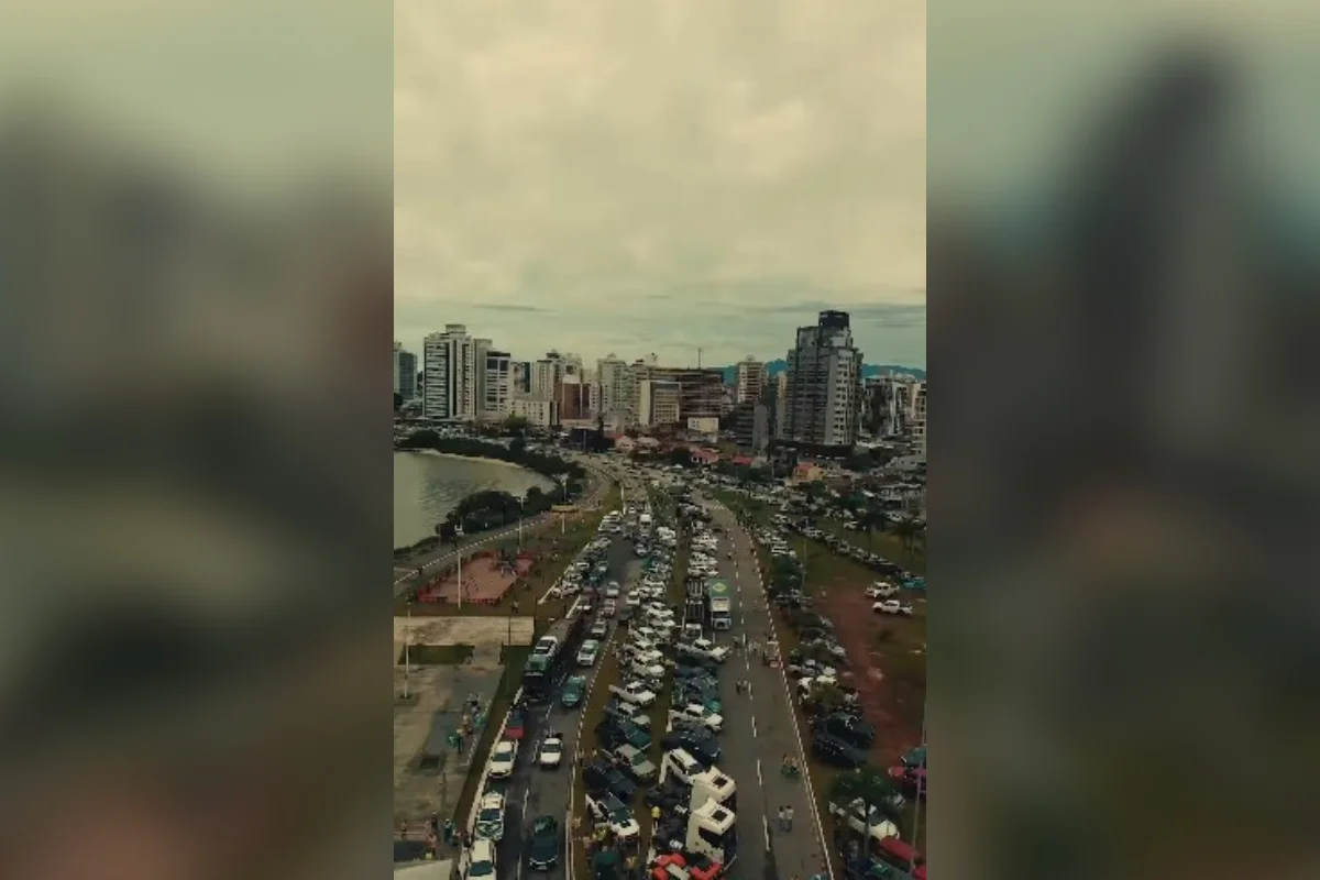 Imagem colorida mostra apoiadores de Flávio em “caminhonetaço” - Metrópoles