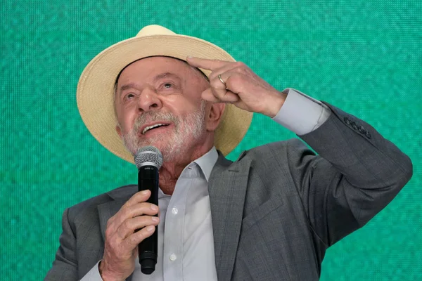 Lula passa o chapéu no PT e arrecada mais de R$ 100 mil com aliados - destaque galeria