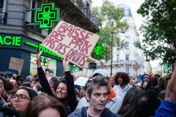 Trump diz que França deve fechar fronteiras e volta a culpar imigrantes