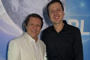 Marcelo Morais e o pai, Giovani, posam juntos e sorridentes