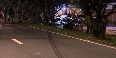 Uma homem e uma mulher, ambos de 20 anos, morreram ap&oacute;s Porsche em que estavam bater contra uma &aacute;rvore e pegar fogo. Foto: EPTV Campinas/Reprodu&ccedil;&atilde;o / Estad&atilde;o