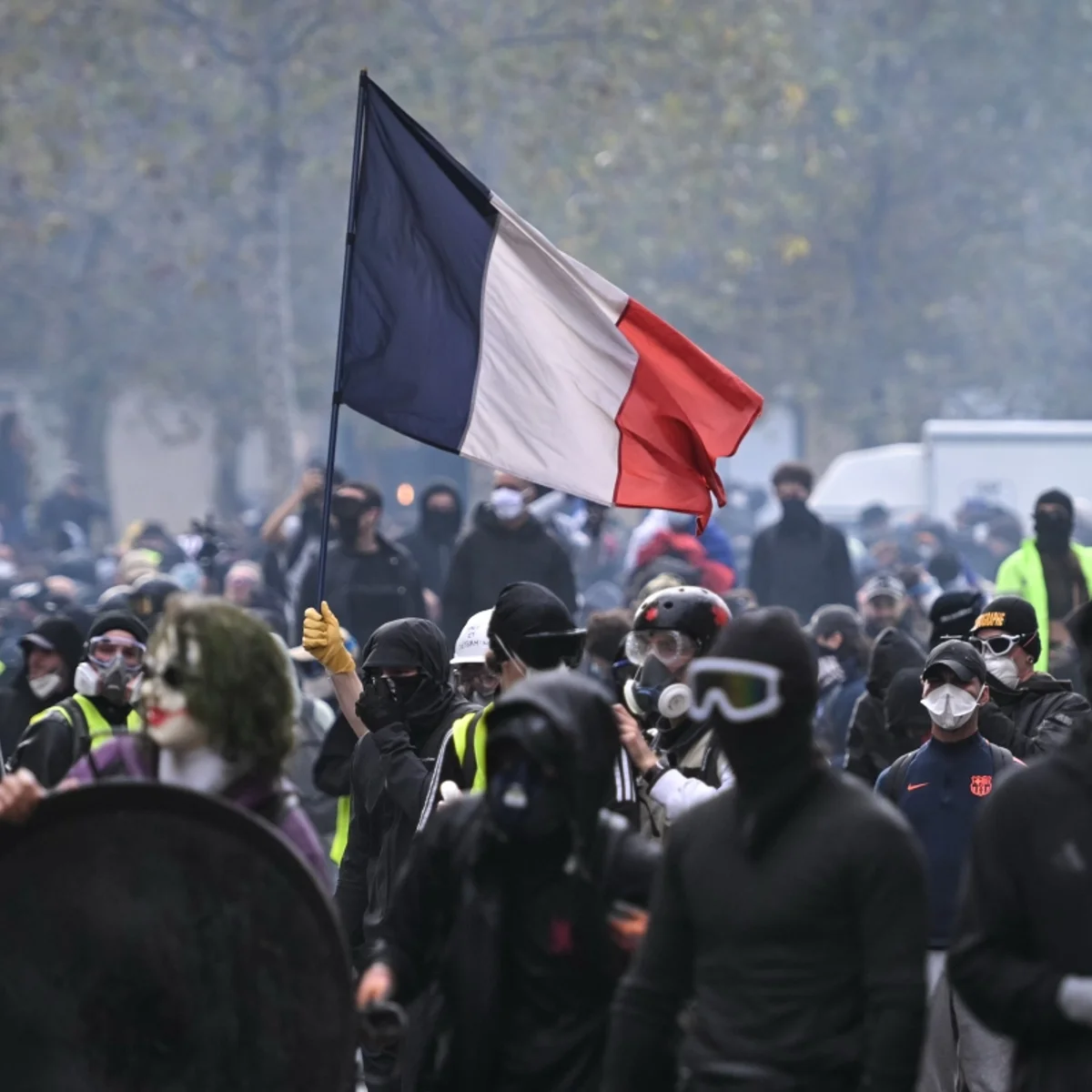 Trump diz que França deve fechar fronteiras e volta a culpar imigrantes
