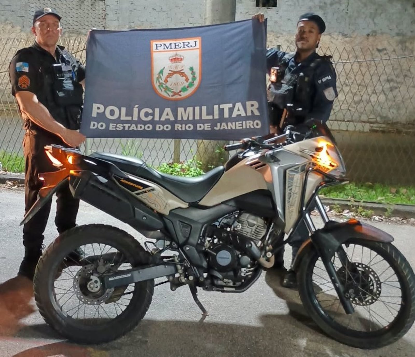 Agentes do 9º BPM apreenderam moto roubada e ferramentas Reprodução/Polícia Militar