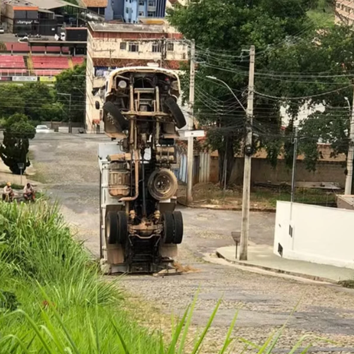 Caminhão tenta subir morro, tomba e fica em pé na pista em MG; veja foto