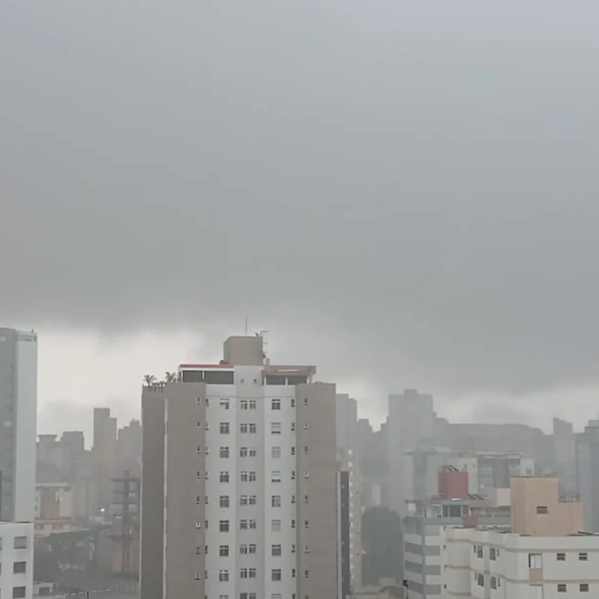 Após dias de calor, BH tem alerta de chuva com raios e ventos fortes