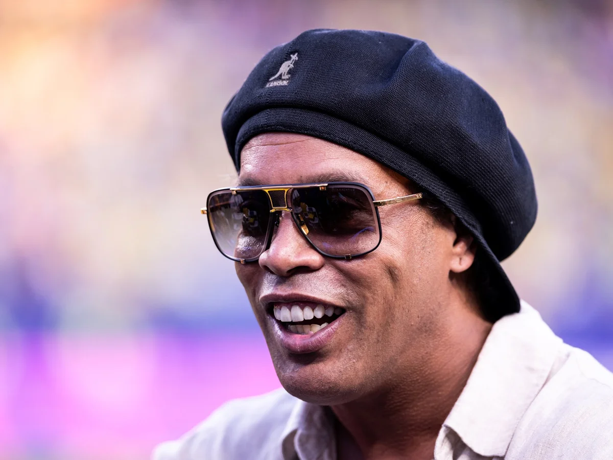 Ravenna lança cards, abre loja e espalha outdoors de Ronaldinho pela Itália