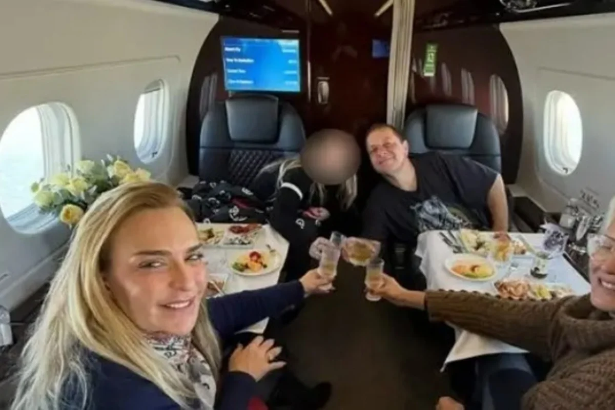 Lulinha aparece em foto com Roberta Luchsinger em jatinho de U$ 20 milhões