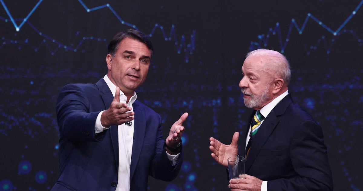 Ibovespa fecha em alta e dólar cai com Flávio Bolsonaro à frente nas pesquisas, às vésperas das eleições