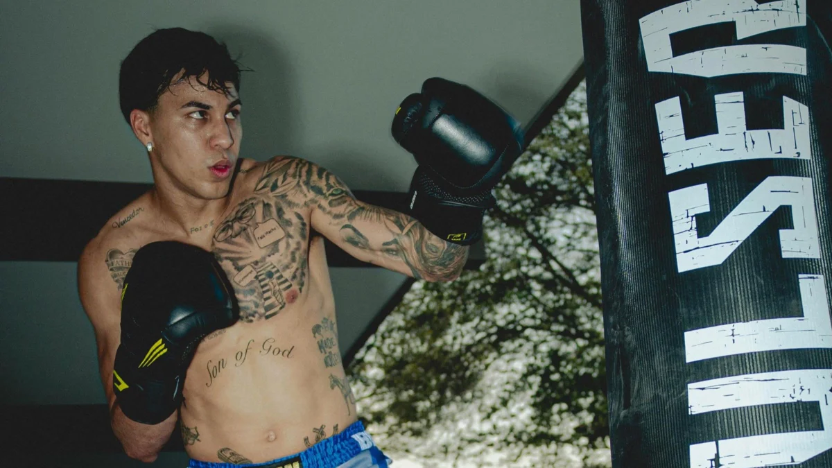 Kaio Jorge treina boxe em mês de clássico mineiro e agita as redes sociais