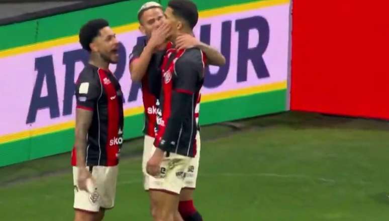 Corinthians empata com o Vitória e segue ameaçado na tabela